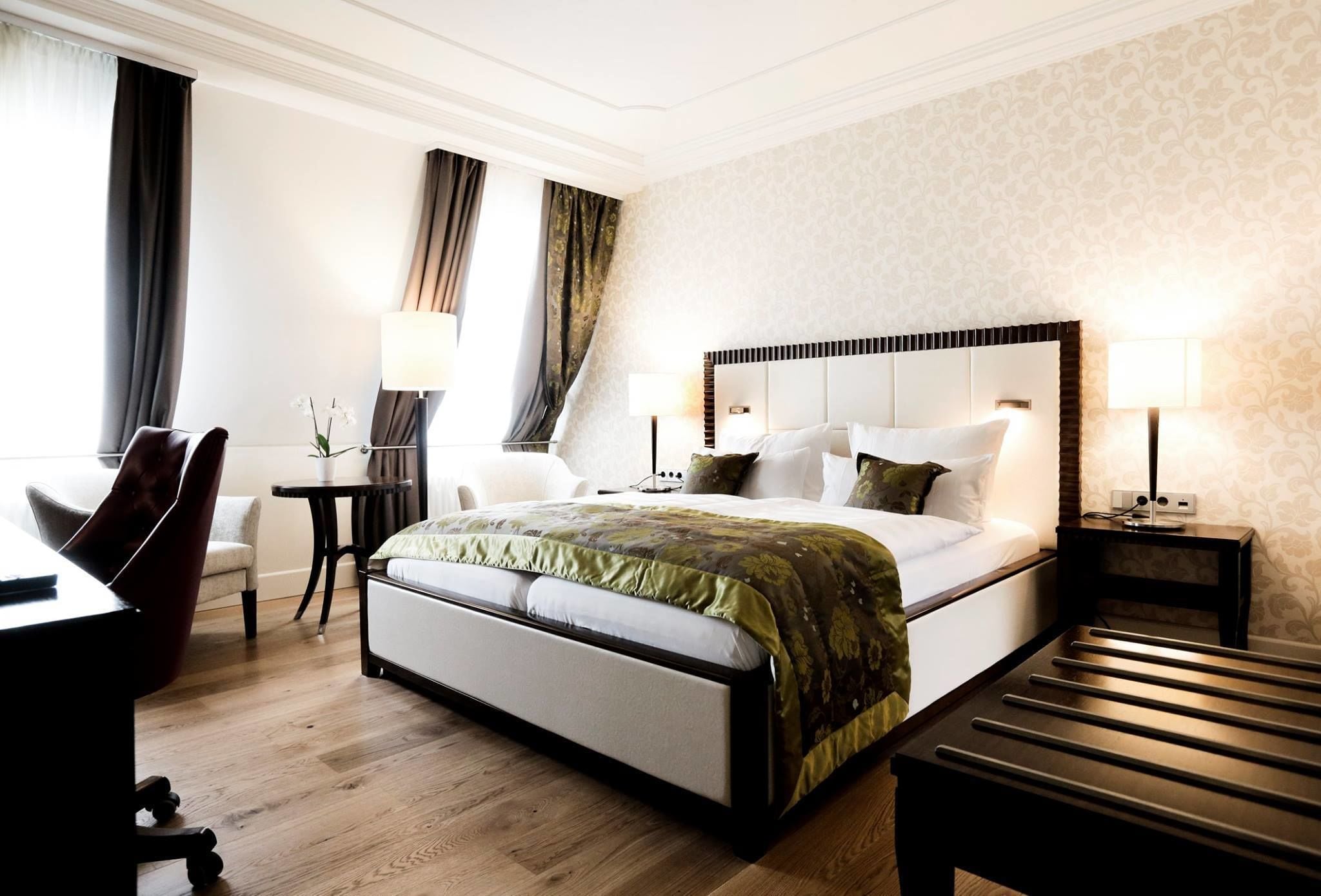 business double room | in-room safe, desk, blackout curtains, soundproofing