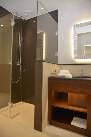 Comfort Double Room | Bathroom | Shower, free toiletries, hair dryer, towels - Kleiner Rosengarten (Mannheim)