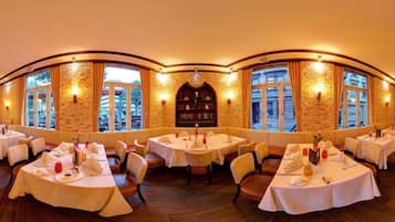 Tägliches Frühstücksbuffet (18 EUR pro Person)