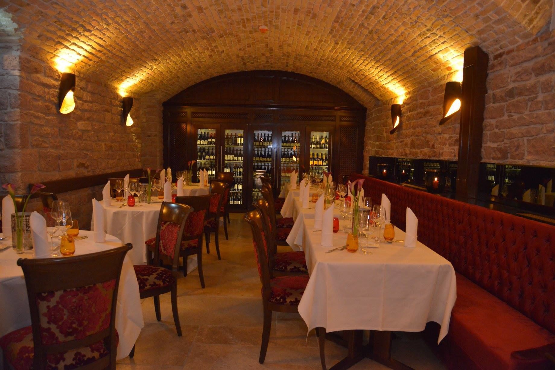 lunch and dinner served, italian cuisine