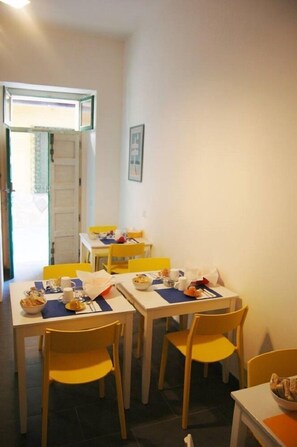Déjeuner et dîner servis sur place, spécialités Cuisine locale