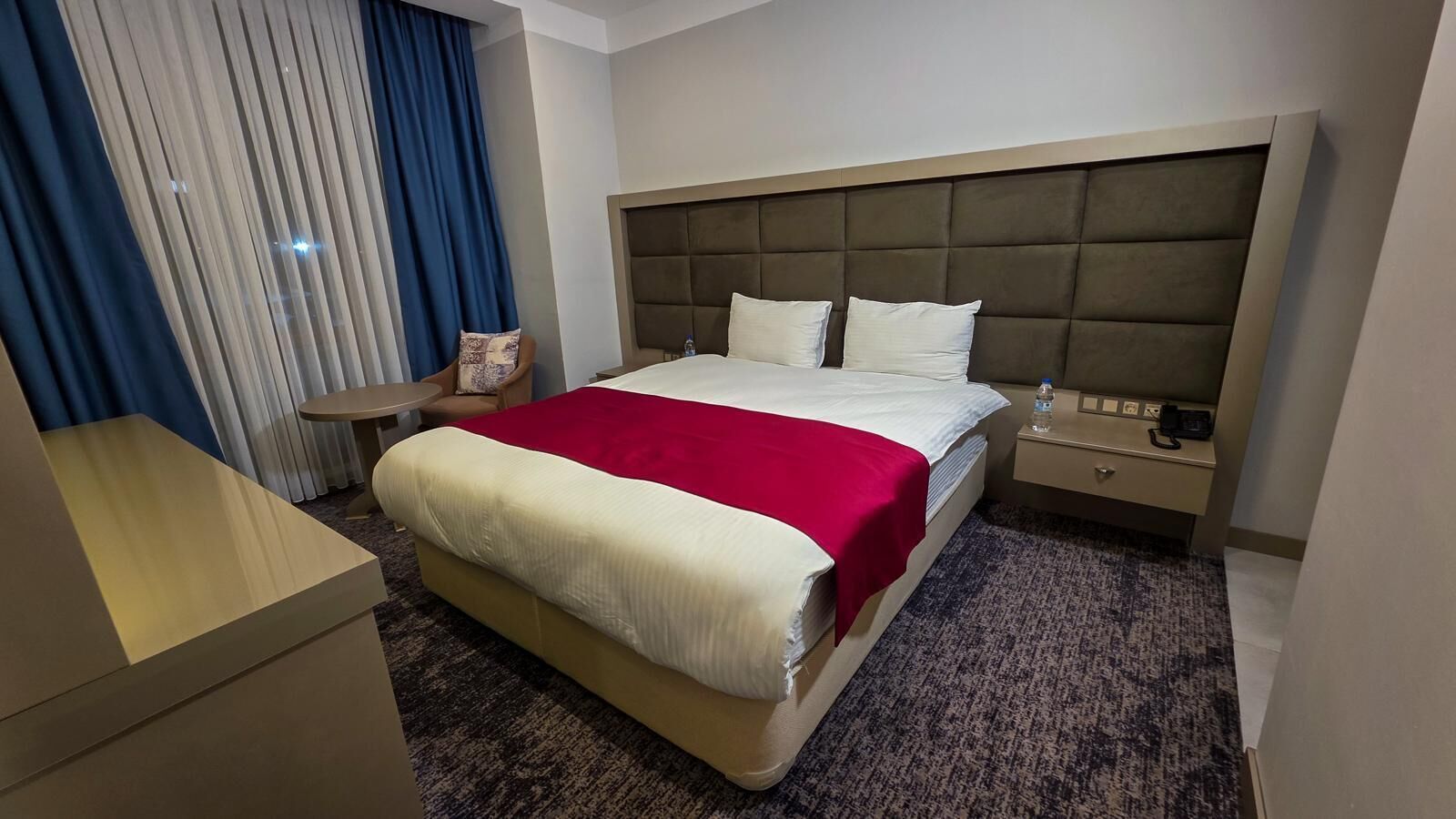 Caja de seguridad en la habitación, cortinas blackout y wifi gratis 