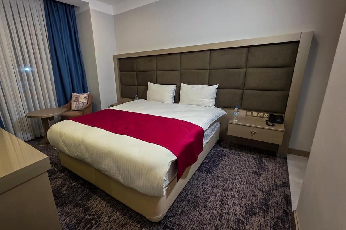 In-room safe, blackout curtains, free WiFi, bed sheets