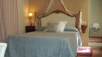 Free cots/infant beds, rollaway beds, free WiFi, bed sheets