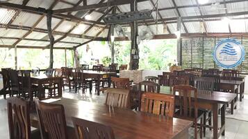 Breakfast, lunch, dinner served; Thai cuisine