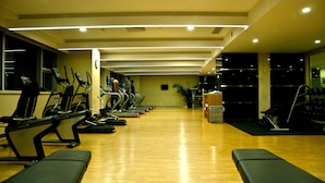 Ein Fitnessstudio mit Laufbändern, Ergometer und Trainingsgeräten.