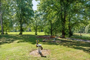 Children’s play area – outdoor