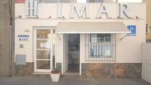 A building with a sign reading "HIMAR" and a sign for "HOSPEDERIA IMAR" indicating a medical facility. - Hospederia Imar (Cádiz)