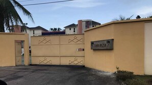 Property entrance - Studio Sabliere (Libreville)