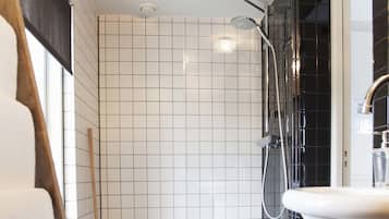 Quadruple Room | Bathroom | Shower, free toiletries, hair dryer, towels