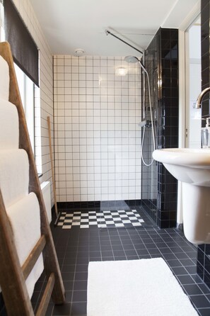 Quadruple Room | Bathroom | Shower, free toiletries, hair dryer, towels - Hello I'm Local (Haarlem)