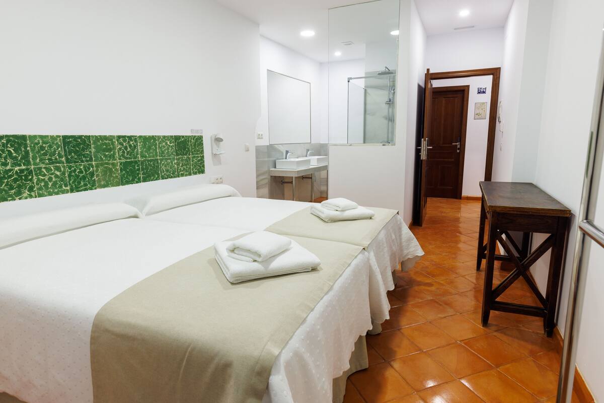 Ropa de cama de alta calidad, sistema de insonorización y wifi gratis
