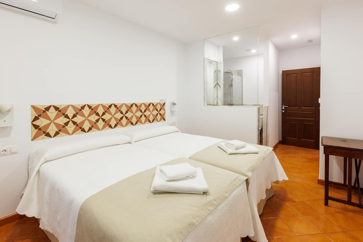 Ropa de cama de alta calidad, sistema de insonorización y wifi gratis