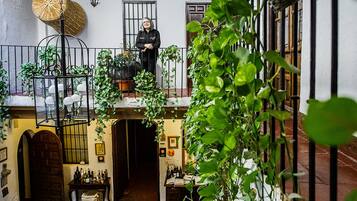 Aperto a pranzo e cena, cucina locale