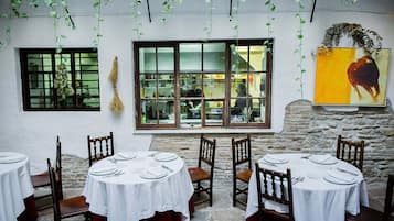 Se sirven almuerzos, cenas y cocina local