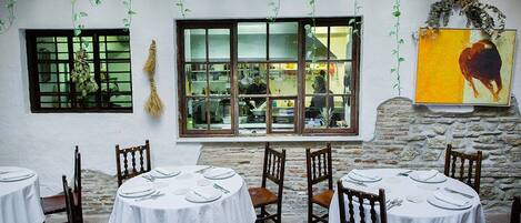 Makan tengah hari dan makan malam dihidangkan, masakan tempatan