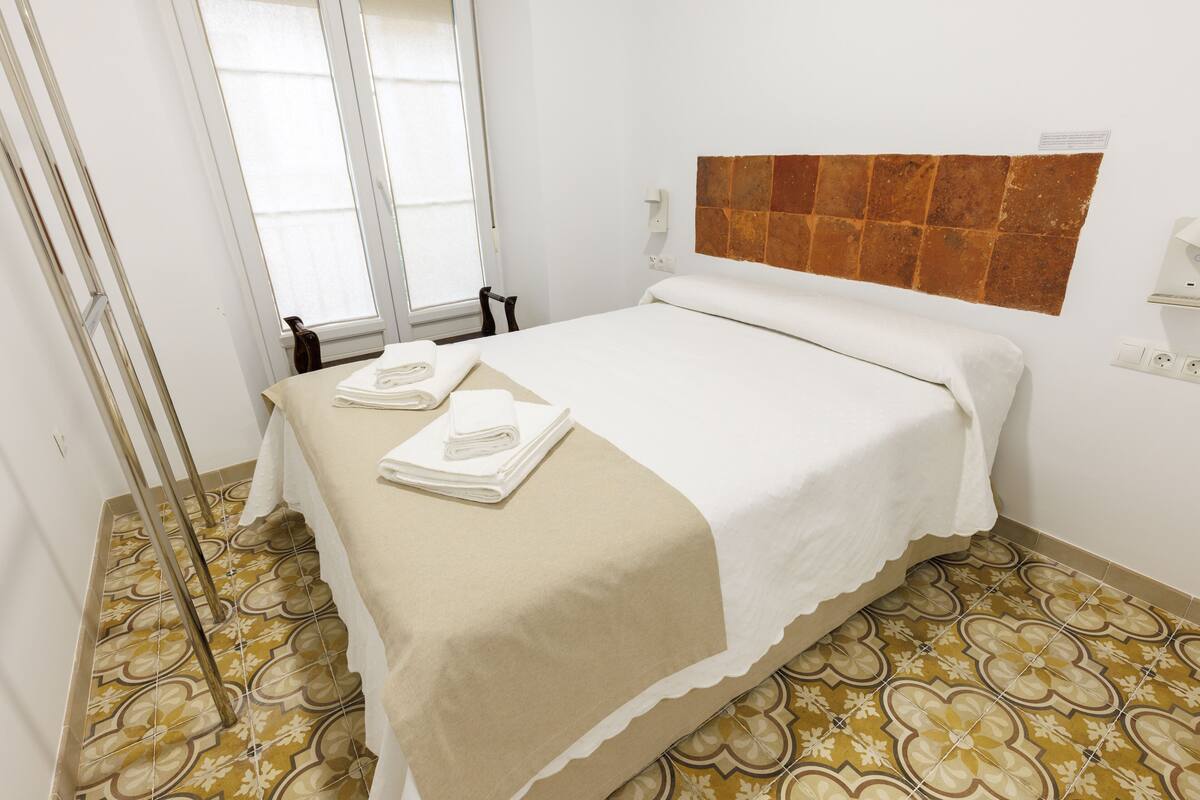STANDARD DOUBLE ROOM - 105 - Hinojo | Premium bedding, soundproofing, free WiFi, bed sheets