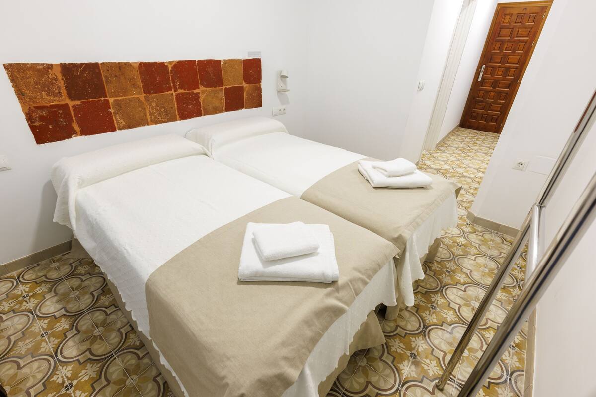 STANDARD ROOM WITH 2 INDIVIDUAL BEDS - 104 - Laurel | Premium bedding, soundproofing, free WiFi, bed sheets