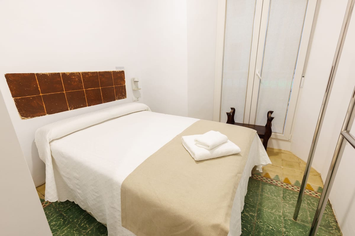 STANDARD DOUBLE ROOM - 101 - Lavender | Premium bedding, soundproofing, free WiFi, bed sheets
