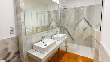 HABITACIÓN DOBLE SUPERIOR - 204 - Perejil | Baño | Ducha y cabezal de ducha tipo lluvia