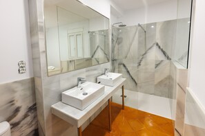 Superior tweepersoonskamer | Badkamer | Een douche, een regendouche, gratis toiletartikelen, een haardroger