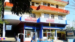 A building with a sign for 'Hotel Thamsar' and 'Kasturi' restaurant. - Hotel Thamsar (Palampur)