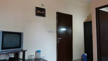 Deluxe Room, Hill View | Room amenity