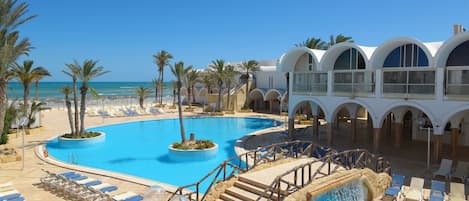 Piscine couverte, 3 piscines extérieures, parasols de plage