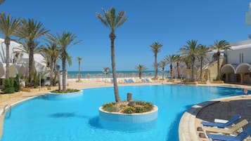 Innenpool, 3 Außenpools, Sonnenschirme, Liegestühle