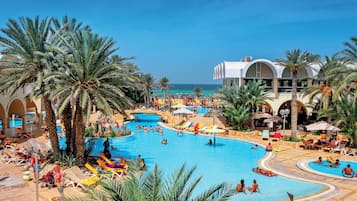 Piscina interna, 3 piscinas externas, guarda-sóis, espreguiçadeiras