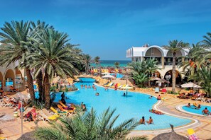 Piscine couverte, 3 piscines extérieures, parasols de plage