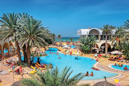 Una piscina techada, 3 piscinas al aire libre, sombrillas