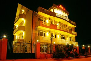 Voorkant accommodatie - avond/nacht