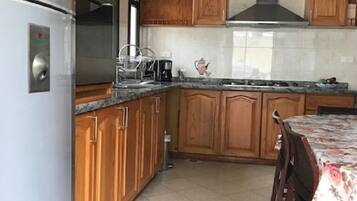 Deluxe-Apartment, 3 Schlafzimmer, Meerblick | Eigene Küche | Kühlschrank, Mikrowelle, Kochgeschirr/Geschirr/Besteck