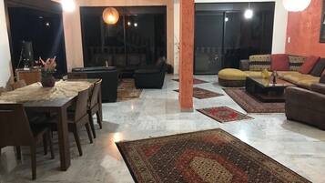 Appartement Deluxe, 3 chambres, vue mer | Coin séjour | Télévision à écran plat