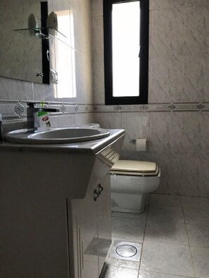 Căn hộ Deluxe, 3 phòng ngủ, quang cảnh biển | Phòng tắm | Vòi sen/bồn tắm kết hợp, đồ dùng nhà tắm miễn phí, máy sấy tóc 