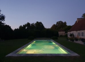 Piscine extérieure, chaises longues