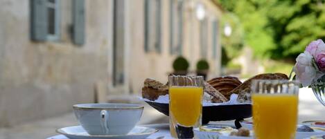 Tägliches inbegriffenes kontinentales Frühstück