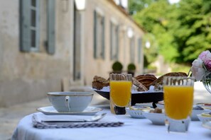 Free daily continental breakfast  - Château de Saint Georges (Saint-Georges-sur-Moulon)