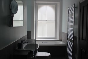 Habitació doble | Bany | Dutxa, articles de tocador gratuïts i tovalloles 