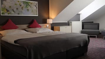 Double Room | Peralatan tempat tidur hipoalergenik, meja, Wi-fi percuma, cadar katil