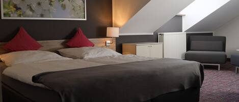 Camera doppia | Biancheria da letto ipoallergenica, una scrivania, Wi-Fi gratuito