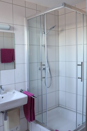 Chuveiro, produtos de toalete grátis, secador de cabelo 