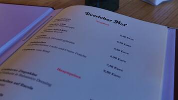 A menu with various dishes and their prices in Euros.