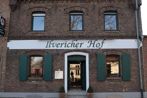 A brick building with a sign reading "Ilvericher Hof". - Ilvericher Hof (Meerbusch)