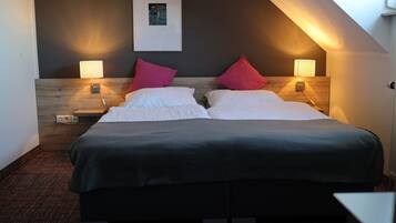 Double Room | Hypo-allergenic bedding, desk, free WiFi, bed sheets