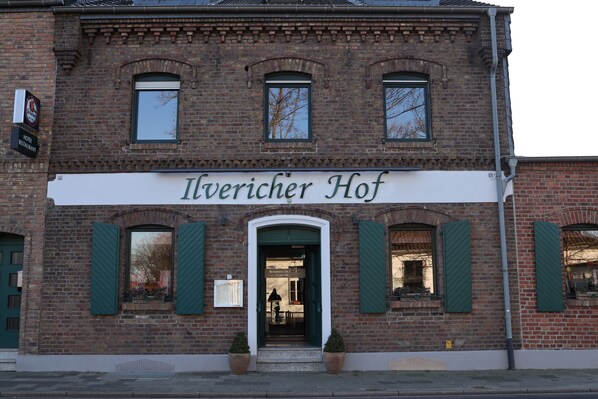 A brick building with a sign reading "Ilvericher Hof". - Ilvericher Hof (Meerbusch)