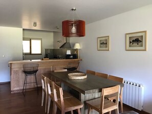 Apartemen, 3 kamar tidur, pemandangan danau | Makan di kamar