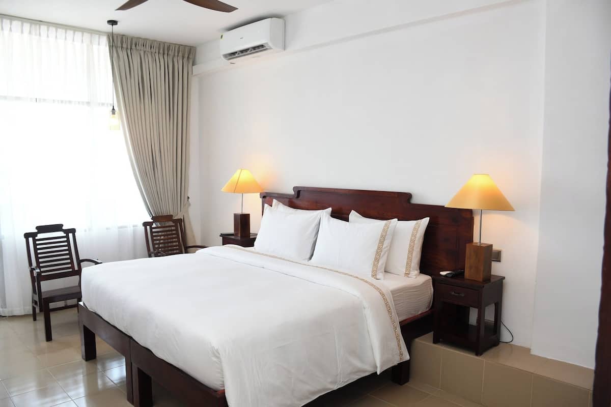 Habitación doble superior, vista al mar | Muebles diferentes, escritorio y ropa de cama