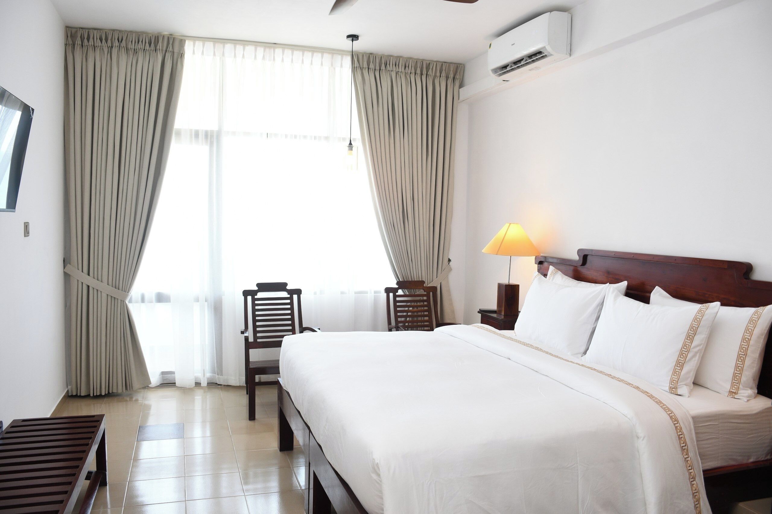 Muebles diferentes, escritorio y ropa de cama 